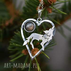 srebrny naszyjnik z wilczycą i labradorytem, biżuteria wilkiem