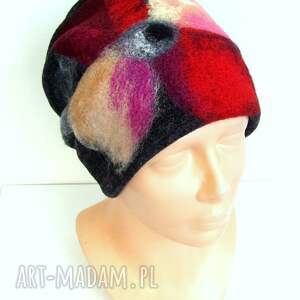 Czarna czapka damska handmade z filcowanymi kwiatami