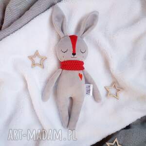 ręcznie wykonane maskotki pluszowy szary króliczek śpioszek z czerwonymi