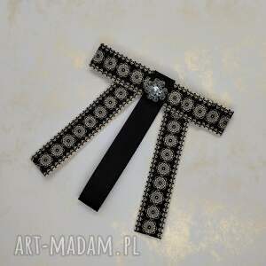 Czarna broszka kokarda w mandale - elegancki dodatek handmade