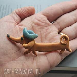 Jamnik w turkusowym kapeluszu broszka, prezent dla niej