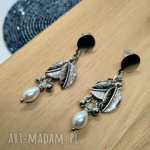 kolczyki z listkami, kulkami i szklanymi perełkami łezkami
