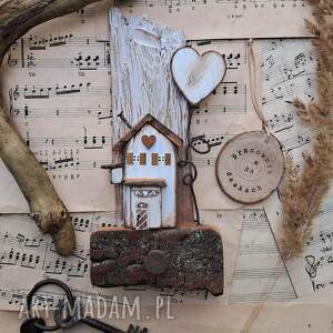 pomysł na świąteczny upominek Rustykalny wieszak z domkiem i sercem