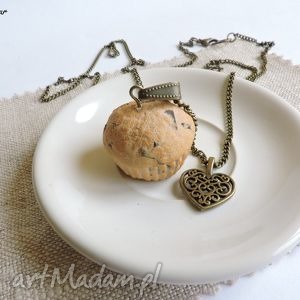 handmade naszyjniki muffinka z kawałkami czekolady