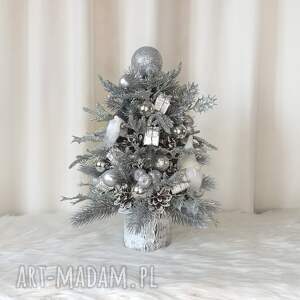 choinka z szyszek ze skrzatami srebrna świąteczna dekoracja światełkami