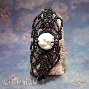 Prezent LISEK GOTYCKI porcelanowy z granatem w mikro makramie