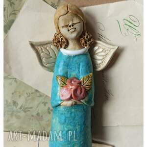 handmade ceramika aniołek z bukiecikiem - miniatura