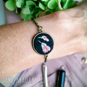 bransoletka haftowana magnolie wieczorową porą dla mamy