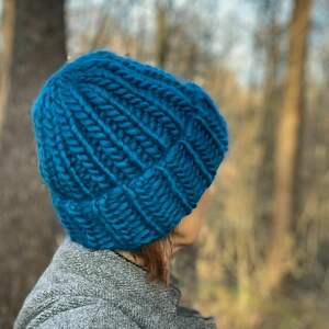 ręczne wykonanie czapki czapka chunky niebieska na zimę