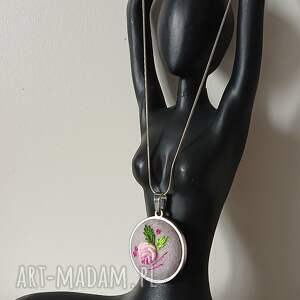 Ręcznie haftowany wisior DLA GRAŻYNY, haft brazylijski, boho biżuteria