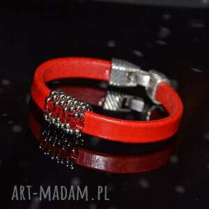 ręczne wykonanie bransoletka czerwona z haftem koralikowym