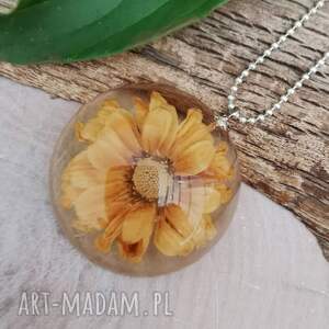 wisiorek z kwiatem w żywicy z1578 na wiosnę wiosenna