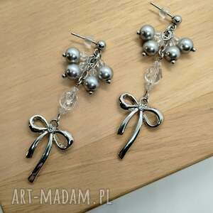kolczyki z kokardkami i szklanymi, perłowymi koralikami