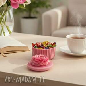dekoracyjna szkatułka z żywicy epoksydowej kwiatowym motywem, prezent