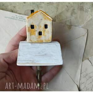 handmade ceramika wieszak z domkiem na bielonym drewnie