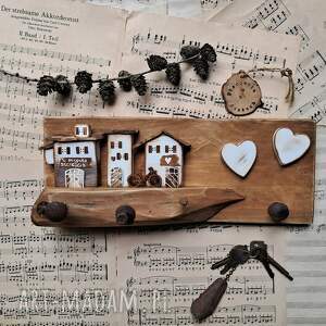 rustykalny wieszak z domkami na klucze prezent, drewniane domki