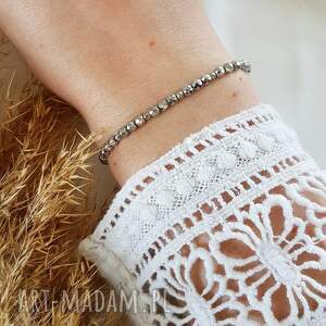 bransoletka z hematytem czarna nitka, biżuteria kamieni nowoczesna