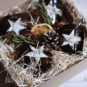 zestaw świec sojowych o świątecznym zapachu na prezent pod choinkę, świeca