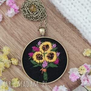 Naszyjnik bukiet słoneczników z fuksjowo - różowymi akcentami i cytrynem, haftowane, kwiatów, kwiaty