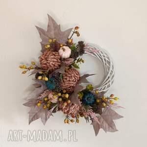 wianek jesienny wiklinowy z chryzantemami i dyniami dekoracja jesienna na drzwi