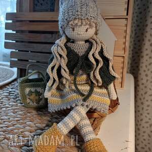 szydełkowa lalka w szarej czapeczce dziewczynki szydełku, dekoracja