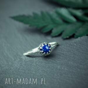 srebrny pierścionek z lapis lazuli w ażurowej oprawie