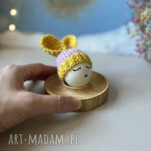 czapeczka z uszami zająca na jajka wielkanocne - 1 szt stół