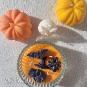 Pomarańczowa świeca sojowa na Halloween z motywami spooky