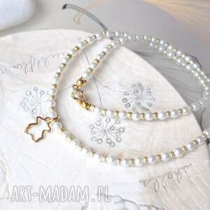 subtelny modny naszyjnik z perełek zawieszką złoty miś, białe perełki klasyka