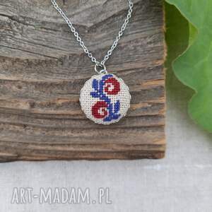 Wisiorek z haftem karpackim, haft karpacki, haftowany