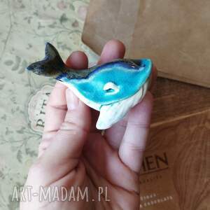 wylegarnia pomyslow wieloryb mały z podniesionym ogonem, ceramika