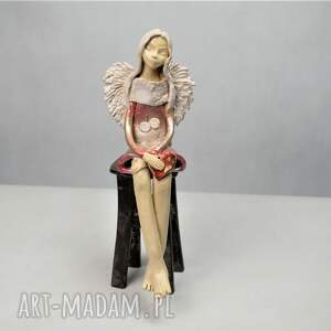 ceramika anioł z serduszkiem, siedzący, wykonany ręcznie prezent
