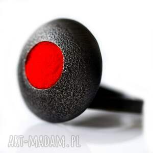 duży czerwony pierścień oksydowany, okrągły pierścionek, nowoczesny