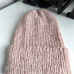ciepła czapka ręcznie robiona wywijana chmurka alpaka 33 różowy piasek