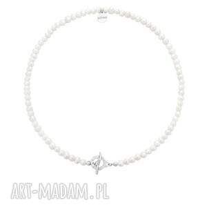 srebrny naszyjnik z pereł naturalnych ozdobnym zapięciem perly