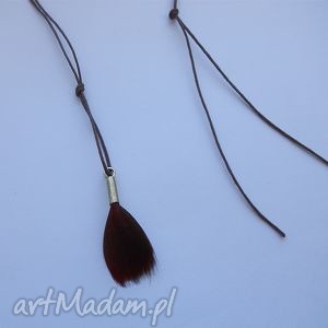 PIÓRKO wisior z zmatowionego mosiądzu i barwionych piór - handmade