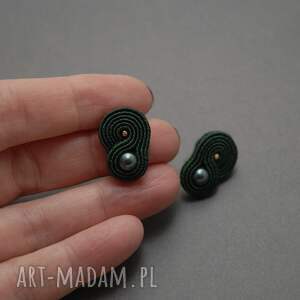 sisu małe, zielone kolczyki sutasz sznurek, eleganckie, ciemnozielone