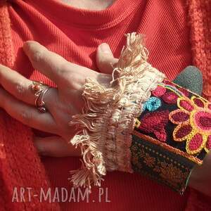 szeroka bransoletka fridalasze uniwersalna ze skóry z ozdobną taśmą świetnie