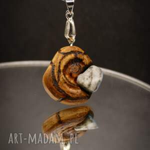 sztuka po godzinach wisiorek z agatem - agat koronny drewna octowca, amulet