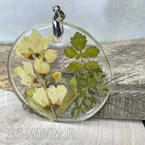 wisiorek z kwiatami jaśminu w żywicy z604, wiosenna biżuteria, biżuteria