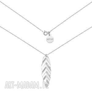 srebrny naszyjnik z pofalowanym liściem