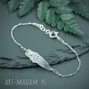 srebrna bransoletka łańcuszek z liściem paproci i perłą, białym