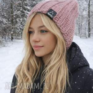 Ciepła czapka robiona na szydełku z wełny. Brudny róż