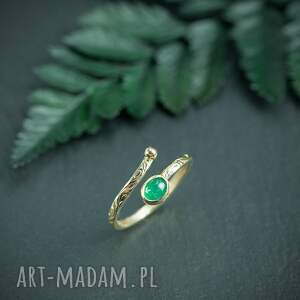 złoty regulowany pierścionek ze szmaragdem zielonym oczkiem