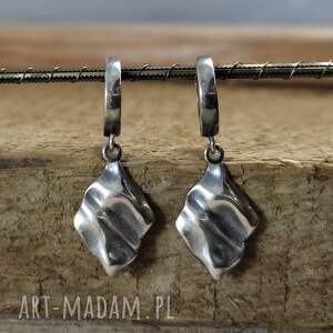 kolczyki srebrne z pogniecionymi rombami, srebro oksydowane