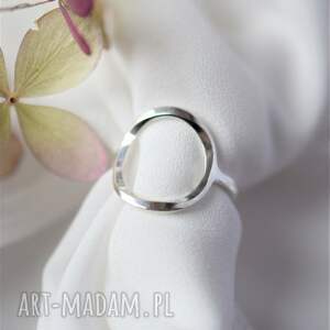 minimalistyczny pierścionek z kołem