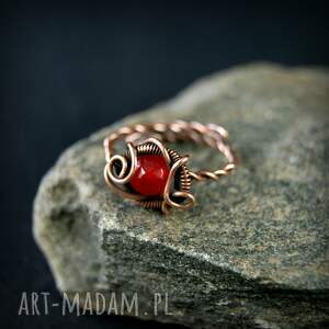 regulowany pierścionek z czerwonym jadeitem, wire wrapping niej, pomysł