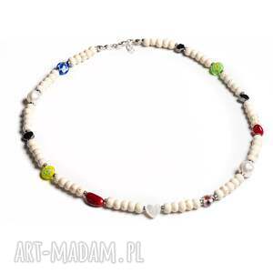 Naszyjnik i kontrasty, howlit