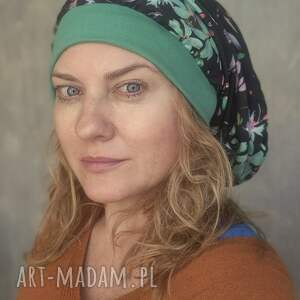 Czarna czapka w kwiaty na zielonym ściągaczu cała Uszyta na podszewce