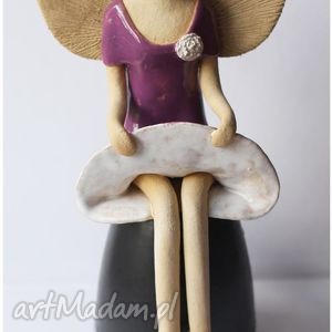 anioł siedzący w beretce - Dom ceramika